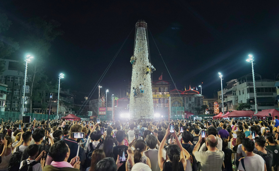 香港傳統節慶活動“搶包山”深夜上演