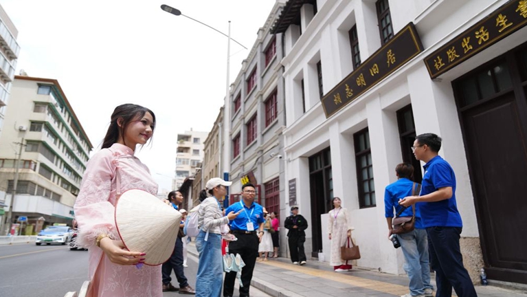越南青年探访昆明胡志明旧居 见证中越传统友谊