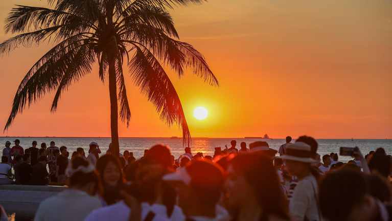 海口夕阳引游人