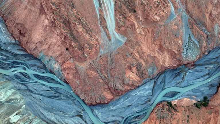 新疆安集海河冲出辫状水系 天山融水绘就大地血脉