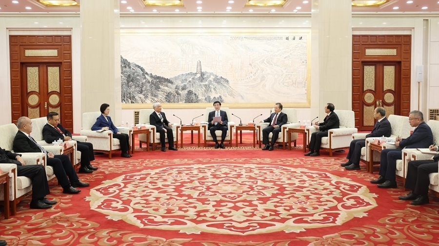 王沪宁与欧美同学会（中国留学人员联谊会）第九届理事会会长会成员座谈