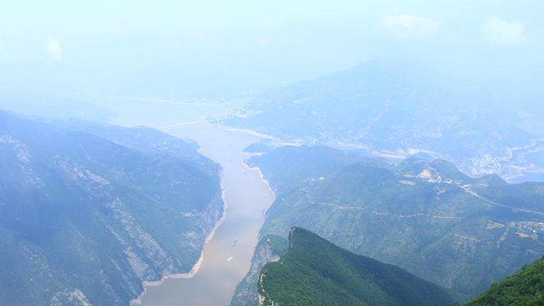 海外侨胞三峡之巅揽胜景 瞿塘两岸壮美风光醉游人
