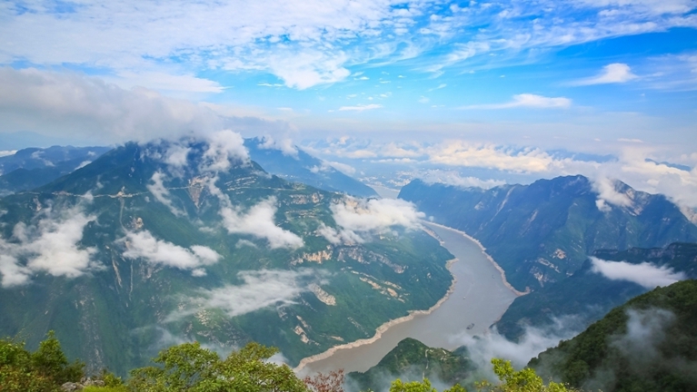 重庆：巫峡云雾缭绕美如画