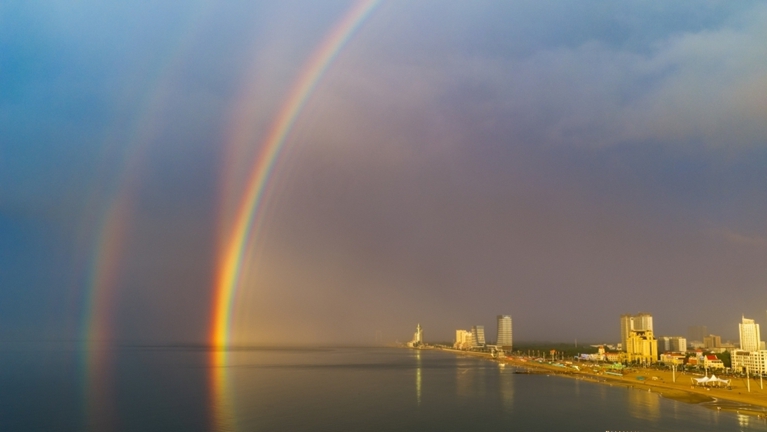 山东烟台：雨后现海上双彩虹 画面唯美