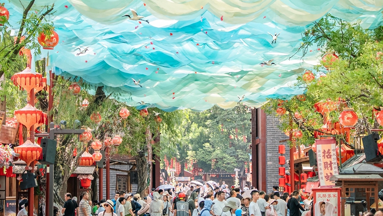 河南开封：暑期文旅热 景区消暑有“凉”方