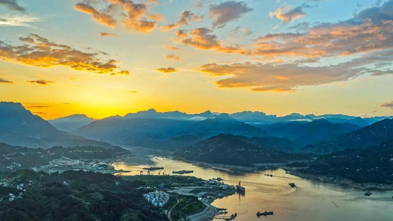 三峡库区：高峡平湖染霞光