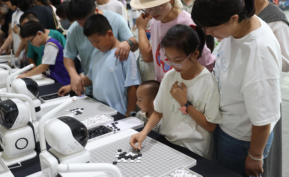宁夏银川：市民对弈机器人乐享“棋”中