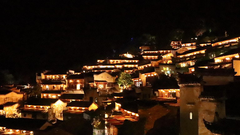 江西篁岭：传统灯彩点亮古村夏夜