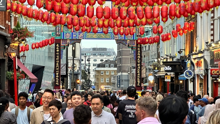 暑期伦敦中国城人气旺 国际游客感受中华风情