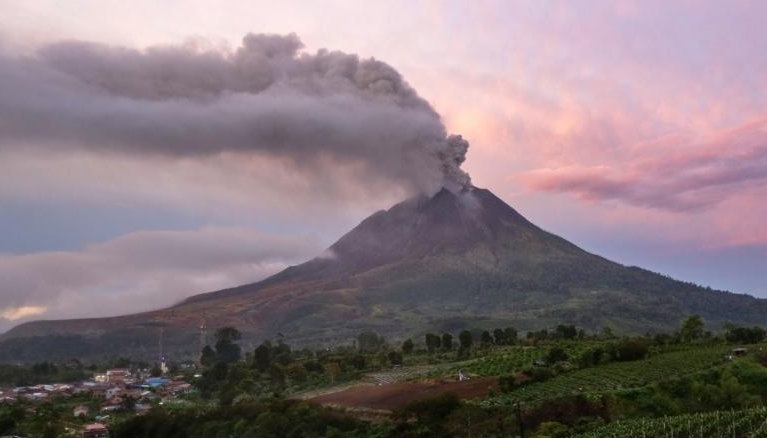 印尼锡纳朋火山喷发 火山灰浓烟冲天