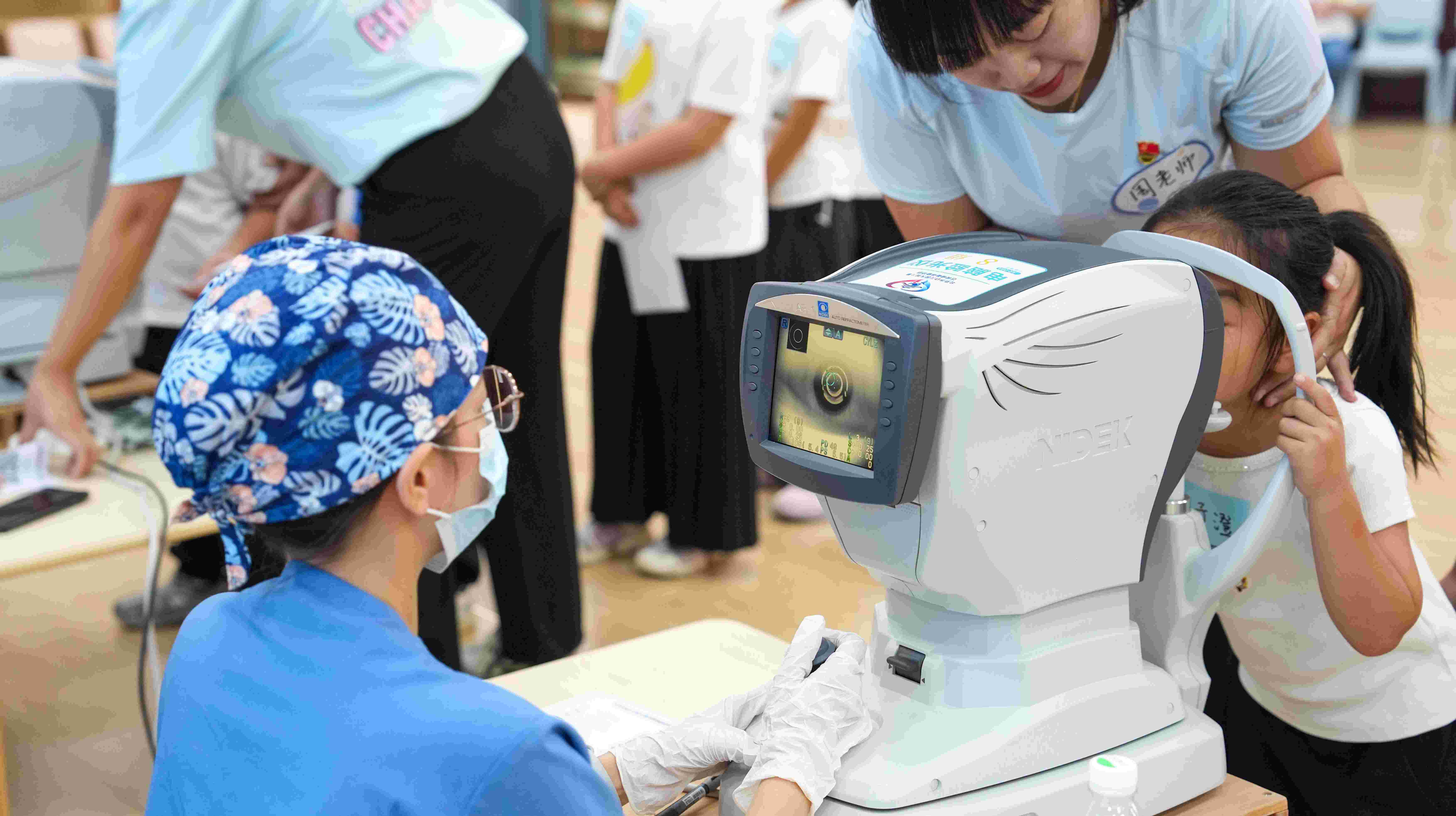 孩子不玩手机、不看电视，就不会近视……是真是假？