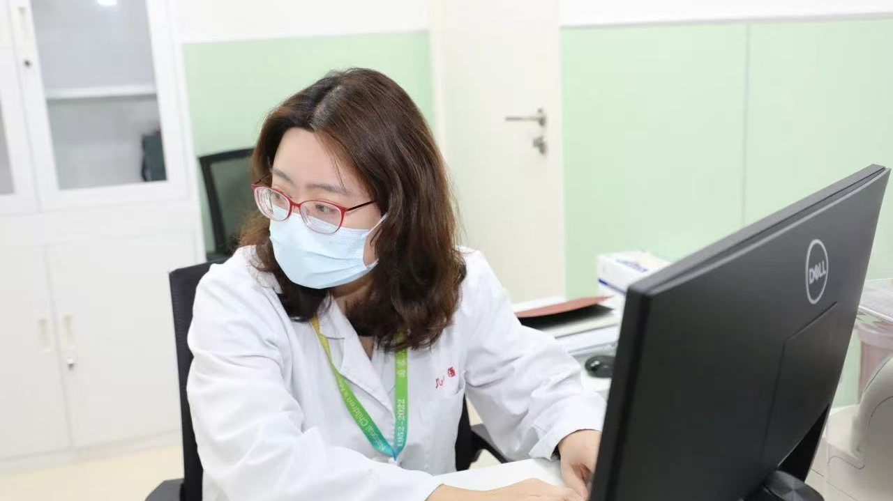 开学后皮疹反复？专家提醒：特应性皮炎管理要“防在发作前”