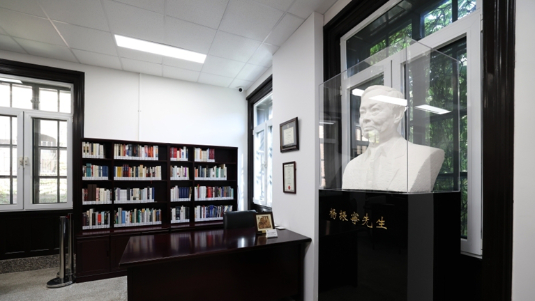 清华大学为杨振宁建了一间“大师书屋”