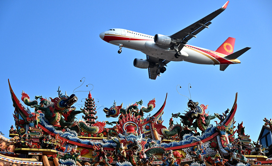 厦门：时空交错 飞机与古厝同框引游人