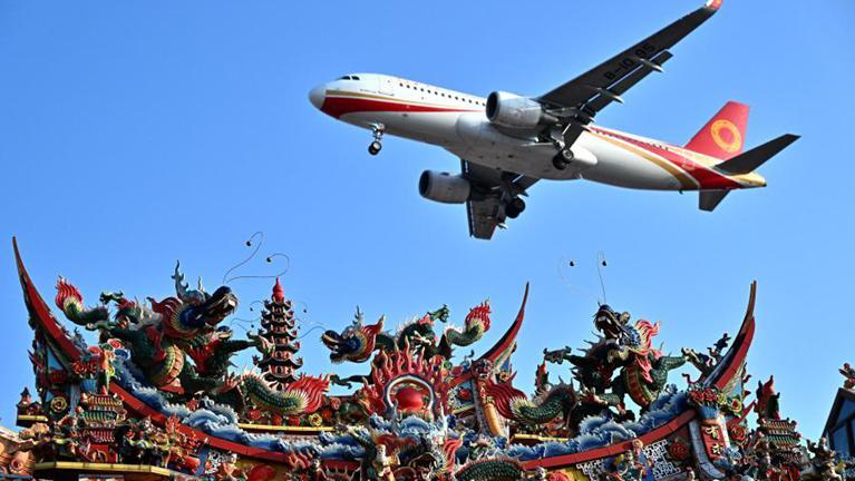 厦门：时空交错 飞机与古厝同框引游人