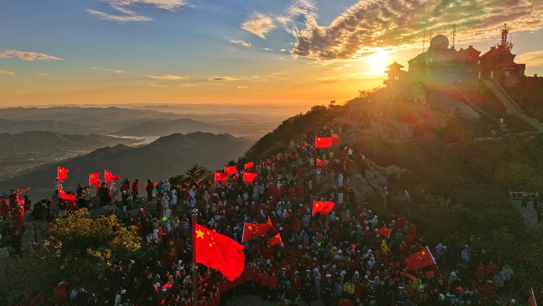 山东泰安：游客齐聚泰山之巅庆国庆