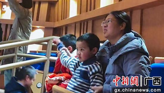 图为观众聚精会神欣赏演出。莫沅霓 摄