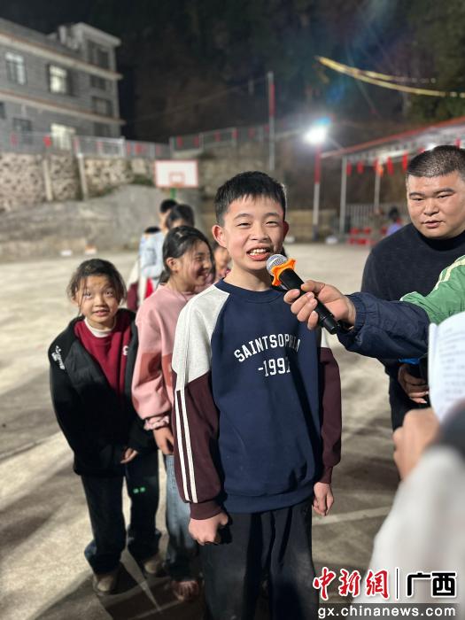图为背诵古诗现场。周潇男 摄