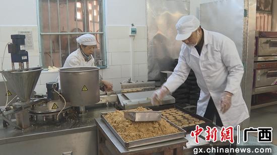 广西荔浦米饼传承人坚守匠心 制作米饼迎新岁