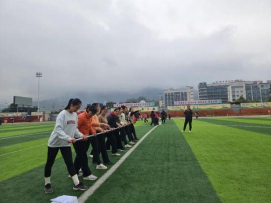 广西昭平县举办女性干部职工趣味运动会