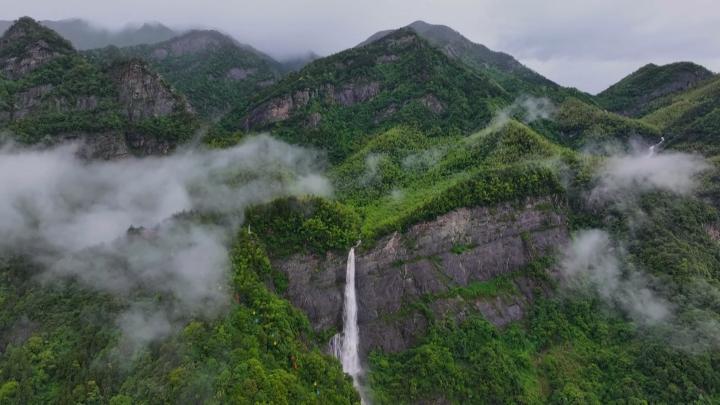 暴雨初歇瀑布水量陡增 庐山再现李白笔下“银河落九天”
