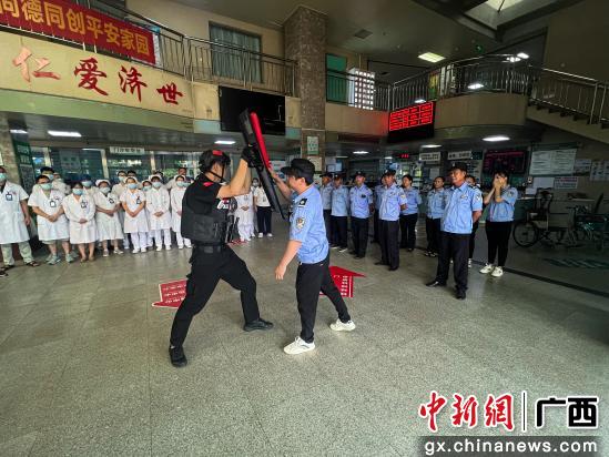 反恐怖与特巡警大队传授安保人员合理利用盾牌防护技巧。