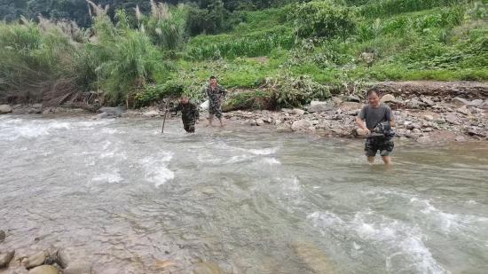 护矿队员徒步涉水到龙滩矿山巡查。黄佳逢供图