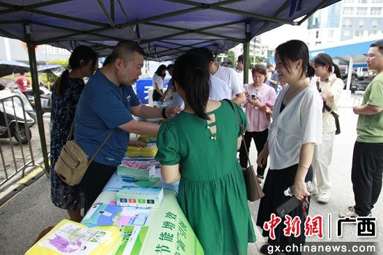 图为工作人员向民众宣传节能降碳政策相关知识。方凯 摄