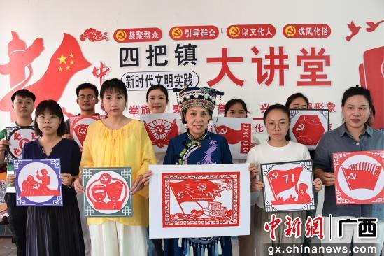 图为剪纸作品展示。韦如代 摄