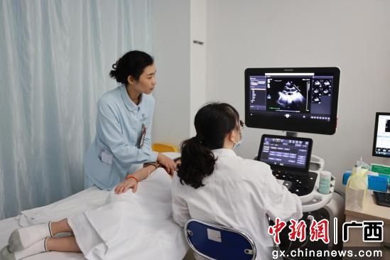 图为医护人员为妮娜进行身体检查。何梦莹 摄