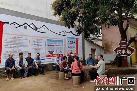 村民在议事角商量移风易俗事宜。防城港市文明办供图