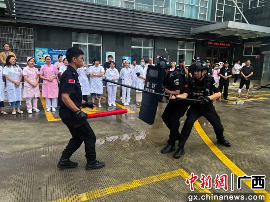 反恐怖与特巡警大队为参训人员演示2人最小作战单元处置暴恐事件技巧。