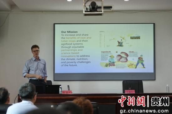图为与会嘉宾作主旨报告。蒲文思 摄