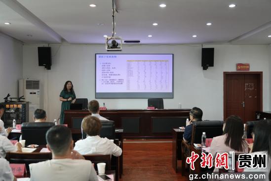 图为与会嘉宾作主旨报告。蒲文思 摄