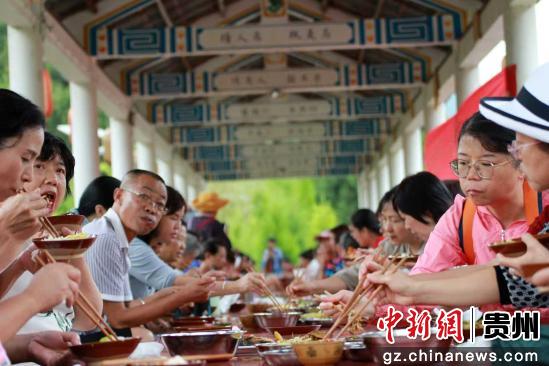 游客品长桌宴(资料图)。主办方供图 游客品长桌宴(资料图)。主办方供图