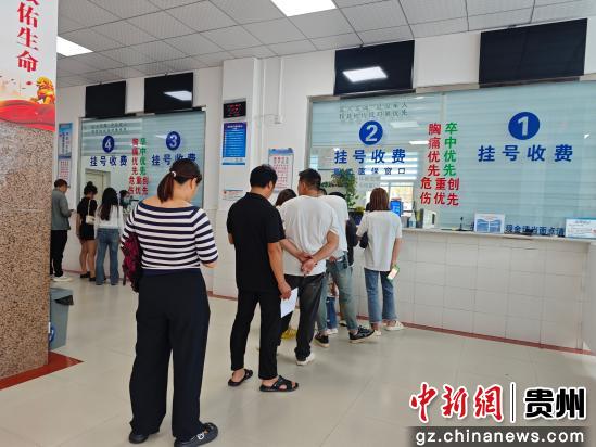 患者排队挂号。何梅 摄