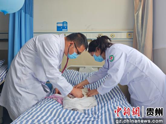 中山帮扶专家团为患儿会诊。何梅摄