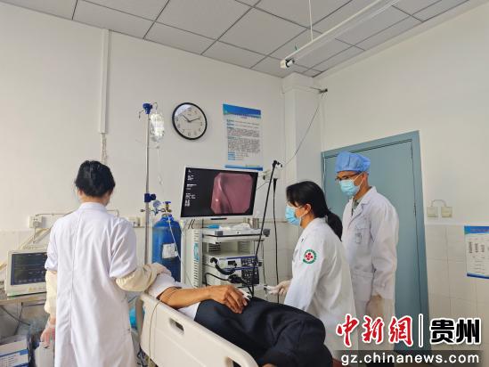 中山市帮扶援建的胃肠镜使用中。何梅 摄