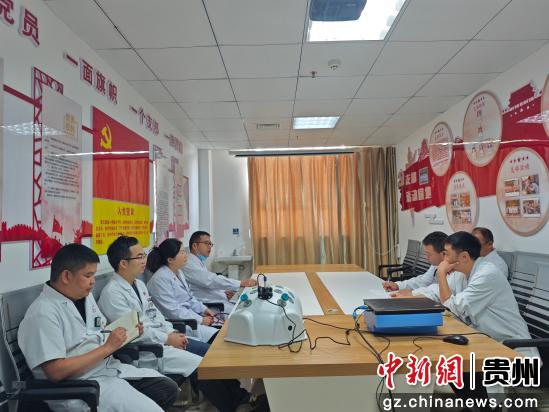 中山帮扶专家与区人民医院医生会诊研讨中。何梅摄