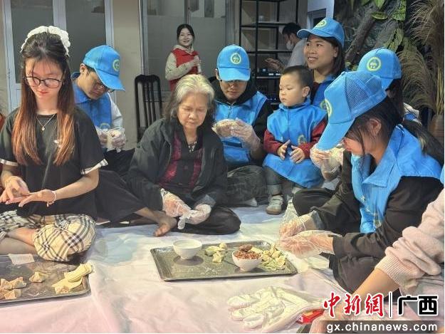 南宁爱心公益志愿者赴越南开展重阳节敬老志愿服务活动