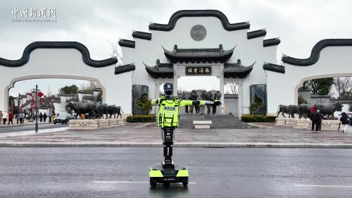 “未来哨兵”亮相南浔古镇 人机协同守护假日出行