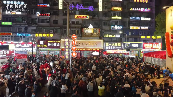 湖北荆州：民俗巡游闹新春 篝火晚会点亮老街年味