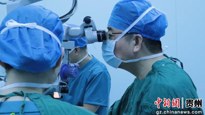 贵州一男子六年内双眼连遭厄运近失明 复杂角膜移植手术保光明