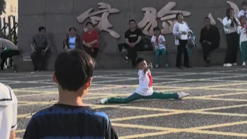 两小学生放学后“比武” 一招一式尽显少年精气神