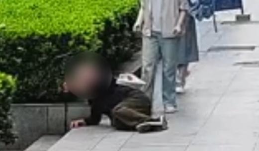 雨天路滑老人接连摔倒 热心路人纷纷上前帮扶