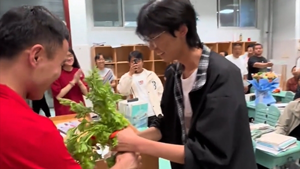 高三毕业生用“束脩之礼”答谢老师