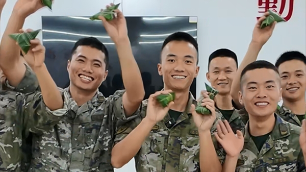 来看兵哥哥们端午包粽子啦