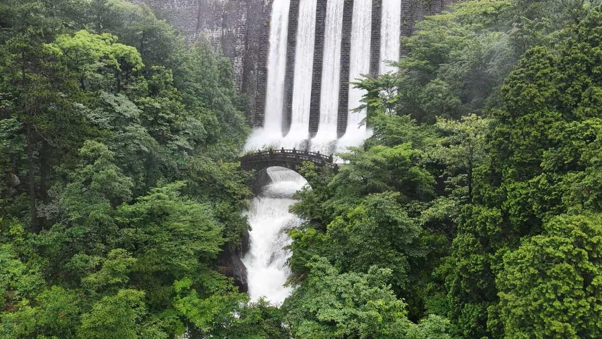 江西庐山：芦林湖现“五龙出洞”