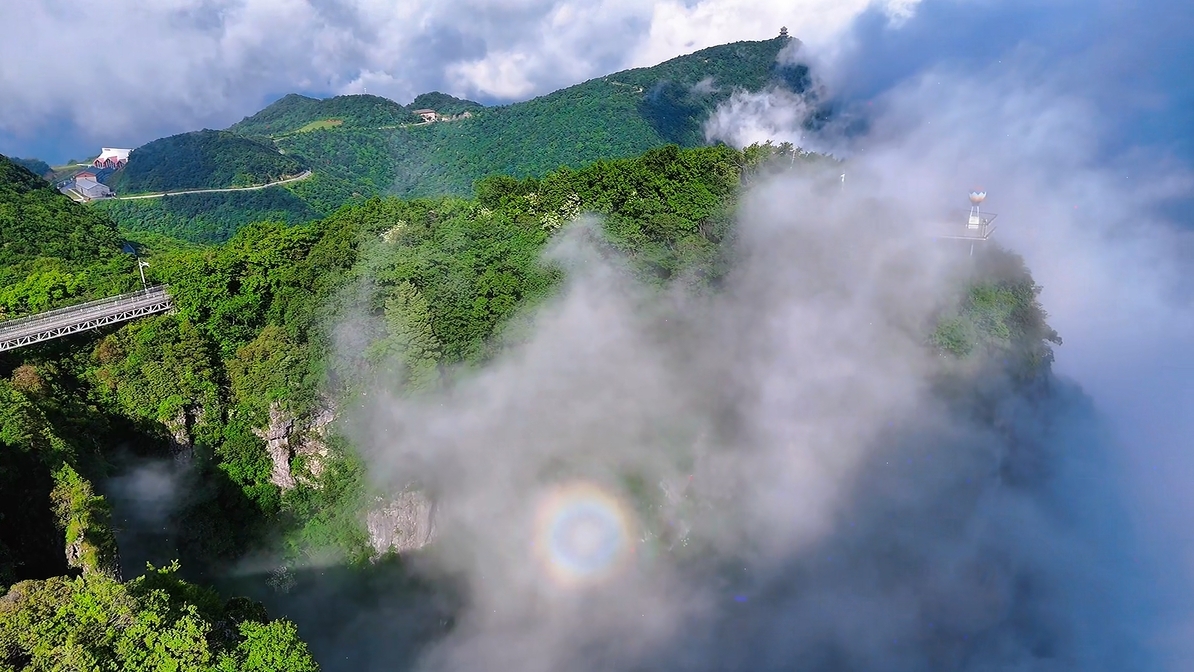 陕西汉中：龙头山“佛光”映云海