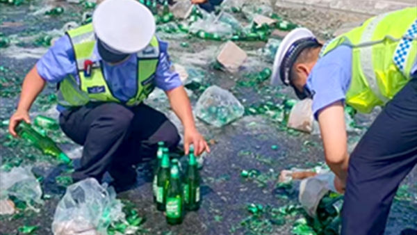货车啤酒瓶掉落摔碎，交警高温下徒手捡拾清理